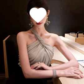 韩系漂亮巨好看设计感短款斜肩女装2026新款背心夏季外穿上衣
