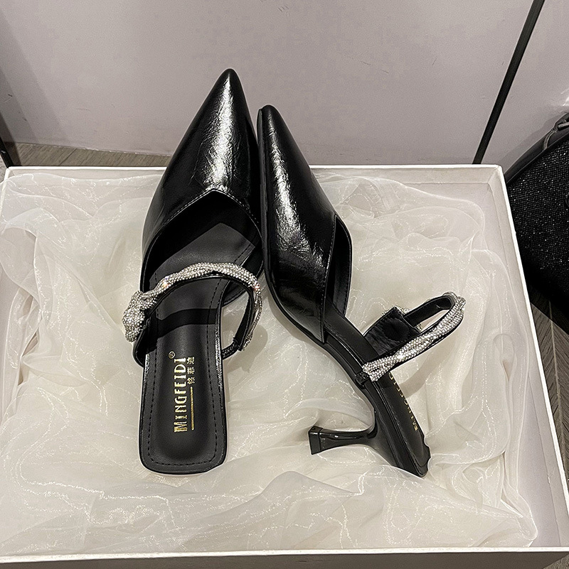 Baotou medio zapatillas 2026 nuevo tipo de verano con un talón de diamante zapatillas de tacones altos para mujeres con punta universal