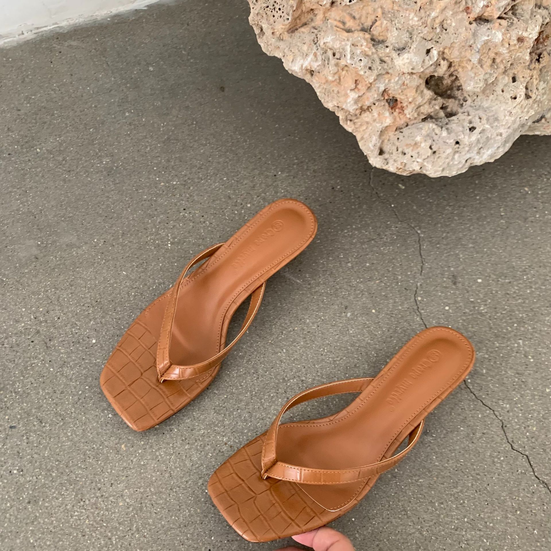 Nuevas sandalias de verano con tacón gato, chanclas, sandalias planas para exteriores, pantuflas cómodas de suela plana.