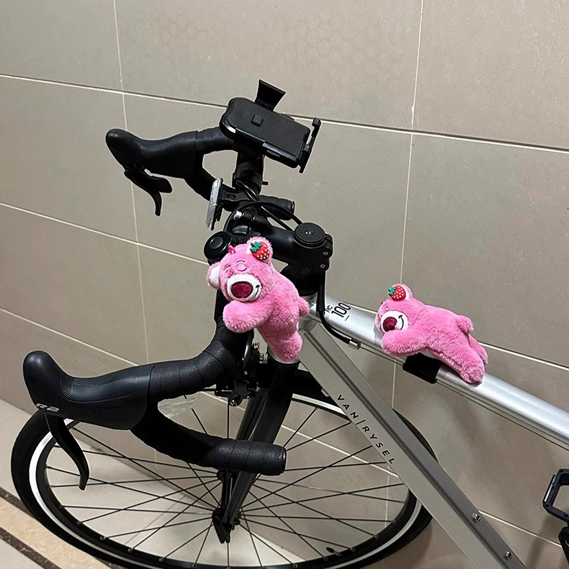 Клубничный медведь велосипед украшения ручки мелкие аксессуары плюшевые куклы милые подвески баланс шоссе горный велосипед универсальный
