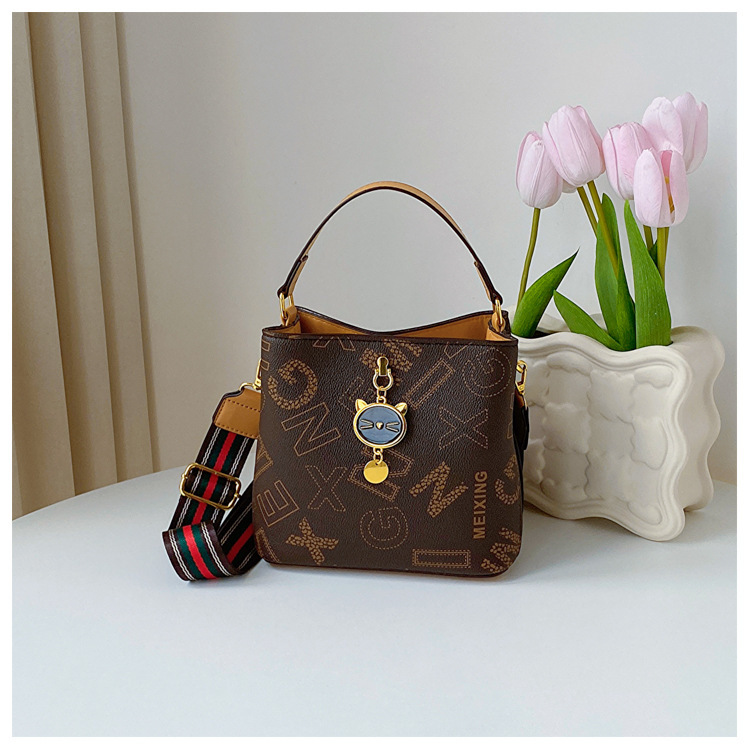 Frauen 2023 Neue Trendy Sommer High-End-Wasser Eimer Mode Alter Reduziert Umhängetasche Modische Handheld_voghion.com