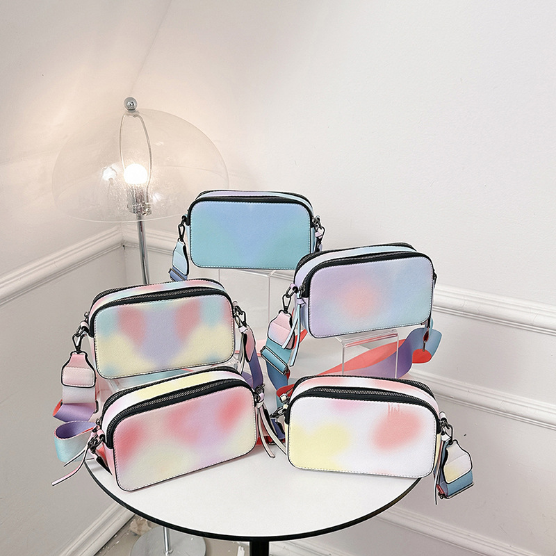 Bolso cuadrado pequeño de color de contraste de tendencia transfronteriza 2024 primavera y verano nuevo bolso de mensajero de banda ancha personalizado bolso de cámara de moda simple para mujer