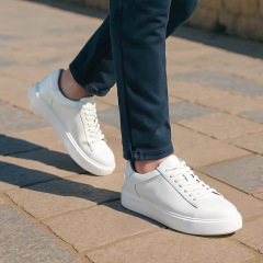 ライジュンと同じスタイルの男性用白靴、春夏厚底白革スニーカー、ビジネス通気性のある男性カジュアルシューズ、身長を伸ばす
