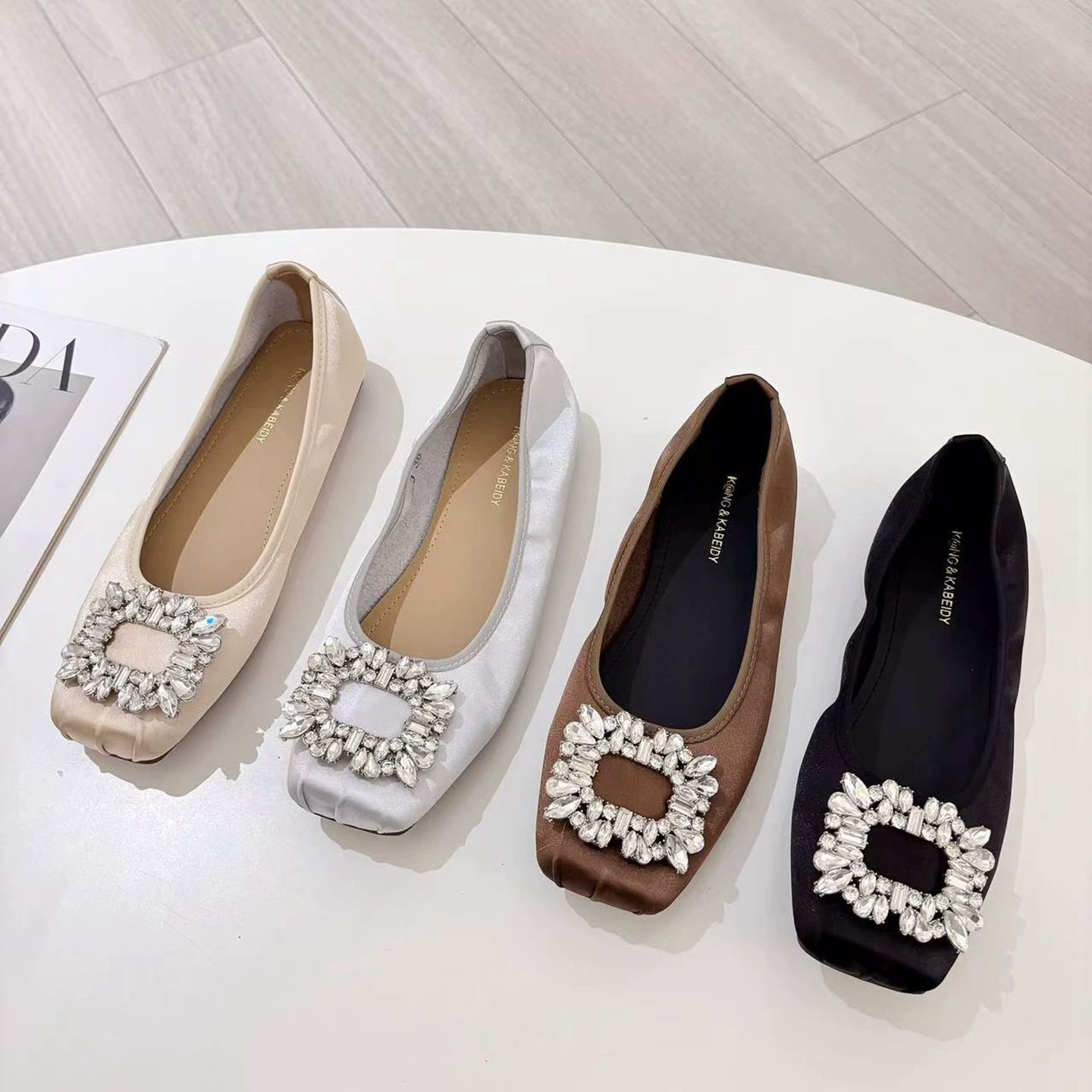 Женские туфли-мэри-джейн из атласа с квадратным носком, стразами в стиле французского модного дизайна, новые весенние плоские элегантные туфли 2025 года, подходящие к юбкам.