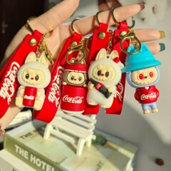 創意的なコーラの布の小さいヒツジの柔らかいゴムの公仔の漫画の鍵は自動車のキーチェーンのカップルのカバンを掛けて飾ります。