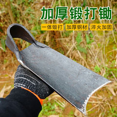 山を切り開いて野菜を栽培します。屋外で大きな鍬を植えます。