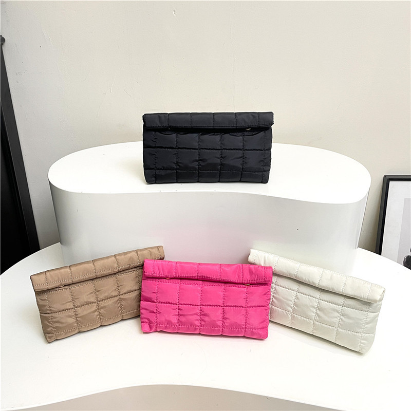 Simples paquetes de cena coreanos de color sólido de estilo extranjero para mujeres de alto nivel temperamento personalidad de fiesta bolsa de mano