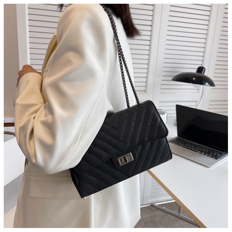 Vrouwelijk Medium Kunstleer Effen Kleur Ruit Street High Street Vierkant Flip Onderarmtas display picture 6