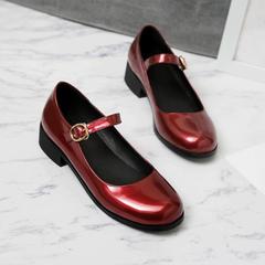 ローヒールの靴の大きいサイズは40-45小さいサイズです。