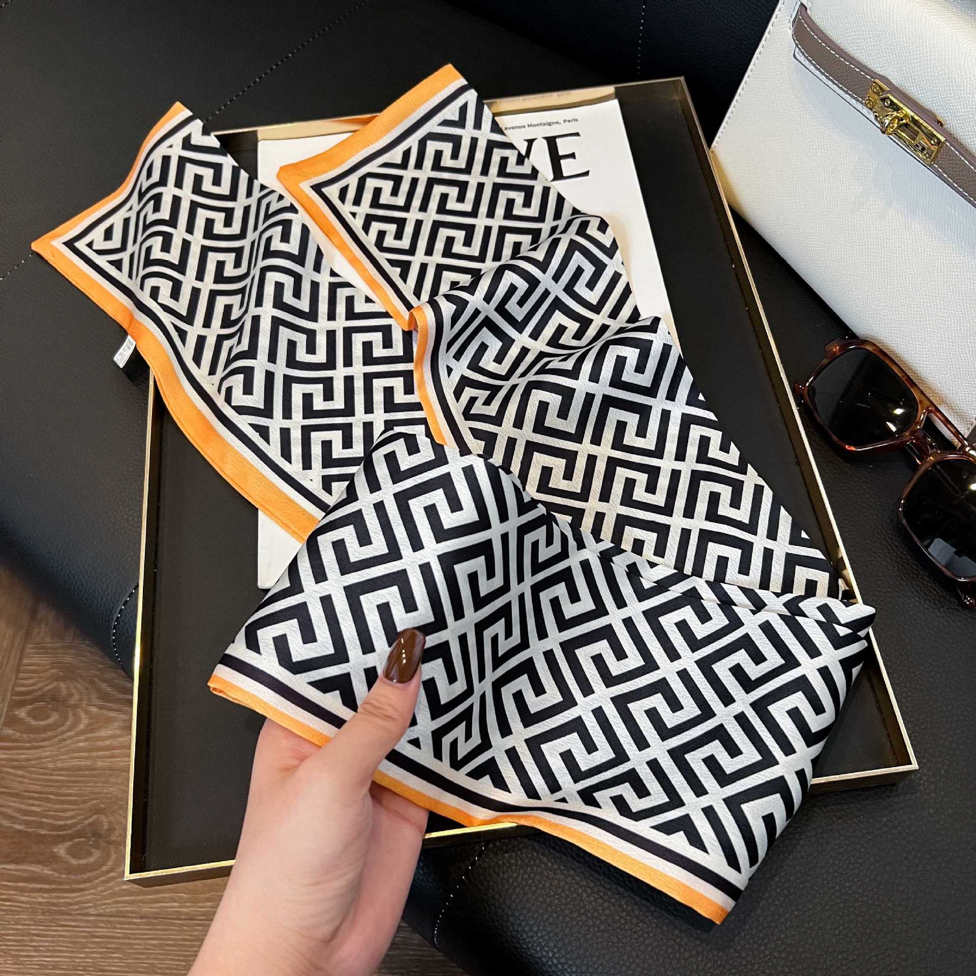 Nueva bufanda de seda pequeña banda larga estrecha para el cabello mujer estilo primavera y otoño moda madre bufanda estilo verano estilo fino serpentina bufanda al por mayor