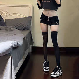 辣妹设计感铆钉牛仔短裤女春夏季新款a字美式百搭牛仔短热辣裤潮