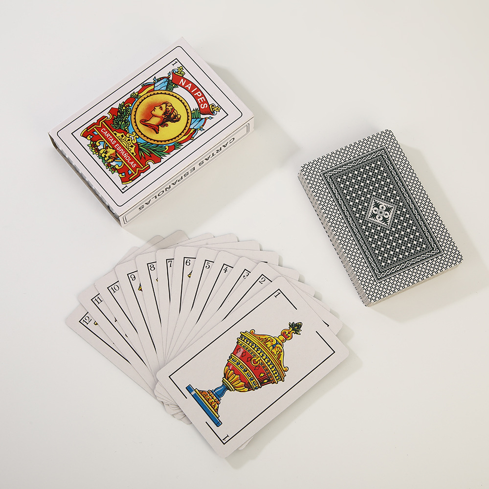 El comercio exterior suministra directamente 290 gramos de cartas españolas, cartas de póquer de papel desanimado, cajas de plástico, camping Entertainment Games poker