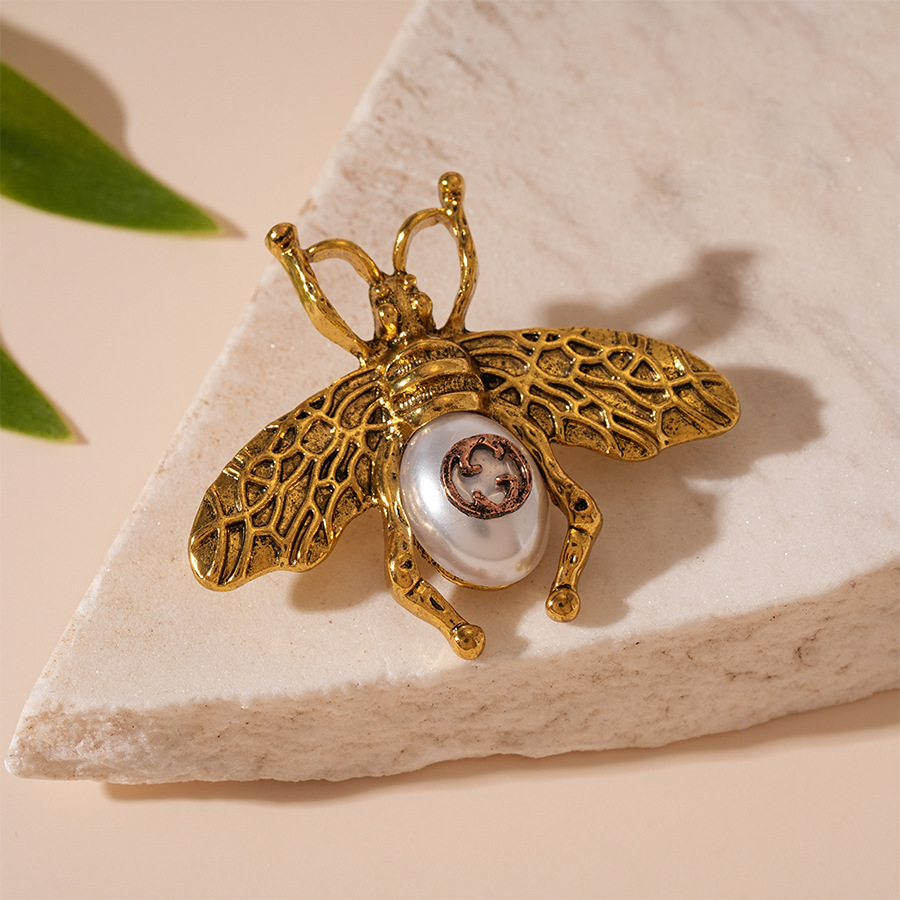 Retro metallic distressed simulation bee pearl brooch European and American ins niche temperament high-grade pin corsage women