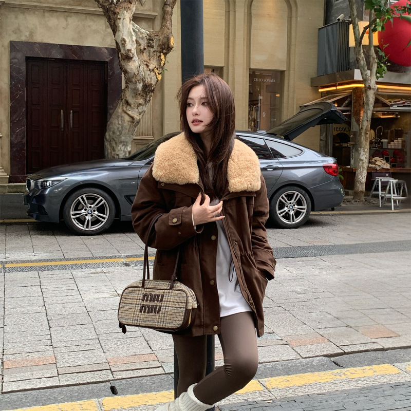 Modern Retro Barn Style Lamb Fur All-In-One Fur Collar Fur down Jacket Women's 2025 New Coat Modern Retro Barn Style Lamb Fur All-In-One Fur Collar Fur down Jacket Women's 2025 New Coat