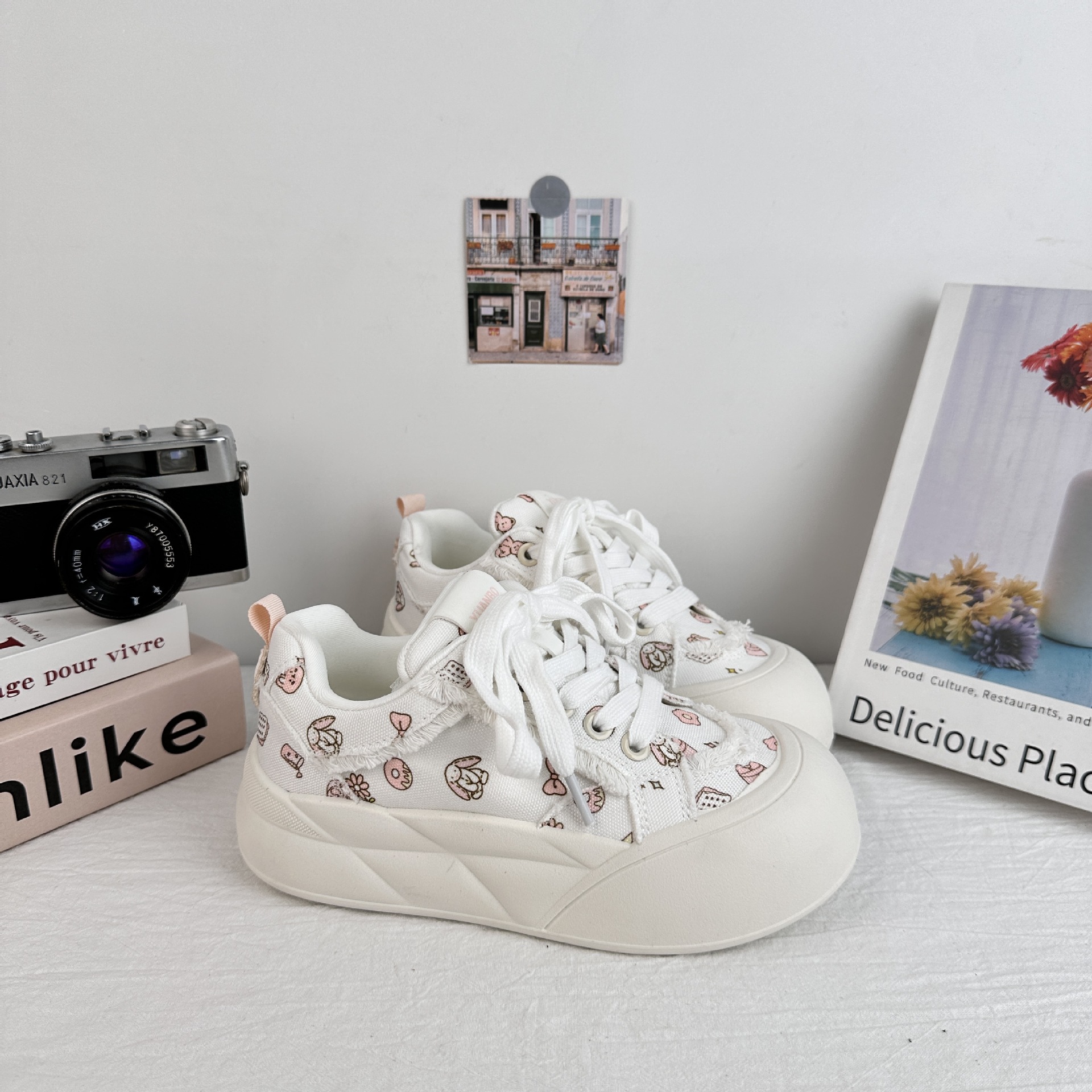 Zapatos de pan de onda lejana 2025 verano nuevos zapatos blancos pequeños modelos de nicho sin colisión zapatos de tabla estampados de todo fósforo zapatos de hojaldre