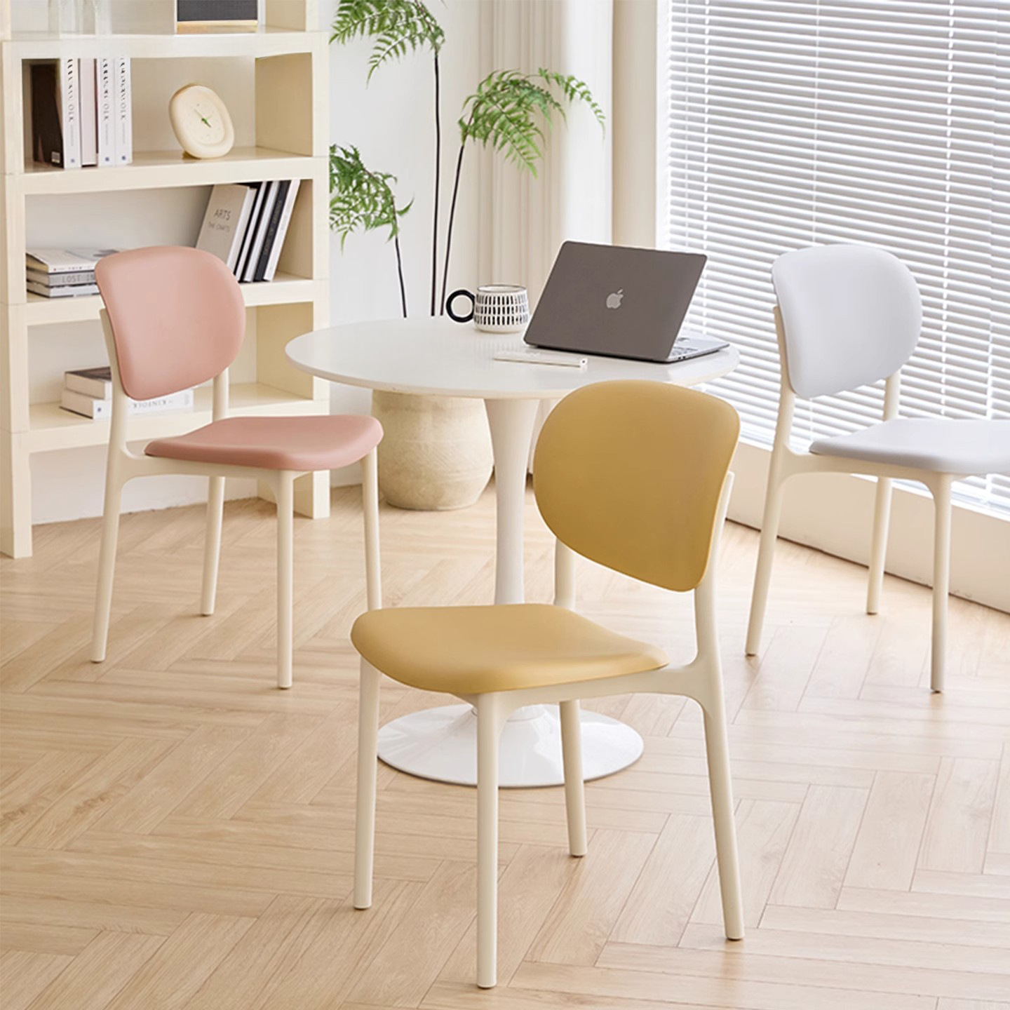북유럽 식당 의자 작은 가정용 크림 스타일 플라스틱 의자 두꺼운 등받이 의자 야외 쌓을 수있는 간단한 현대 의자