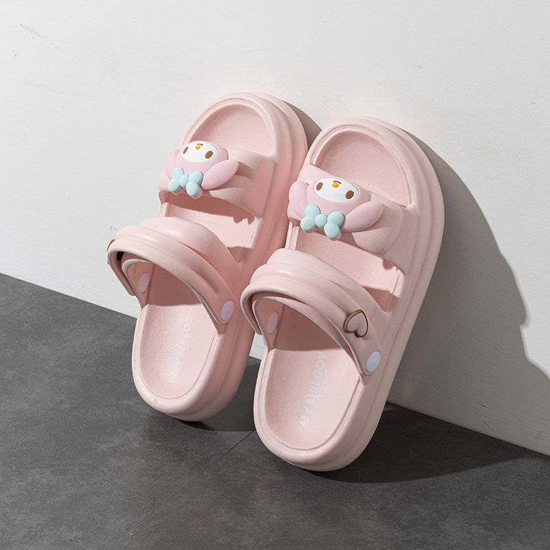 Las zapatillas frías de Sanrio usan zapatos altos fuera de la suela gruesa del verano, los dibujos animados de moda pisan la sensación de mierda y antideslizantes, y dos sandalias de playa.