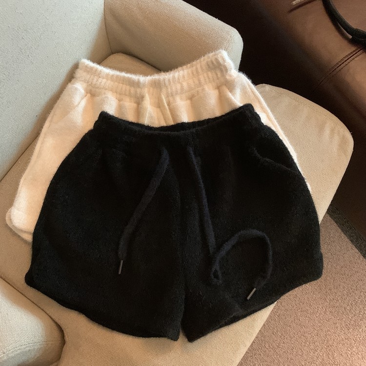 秋冬の毛のふわふわしている半ズボンの女性の韓国版のギャルのa字の高い腰はひものまっすぐな筒の半ズボンの靴のズボンの外でカジュアルな半ズボンを着ます。