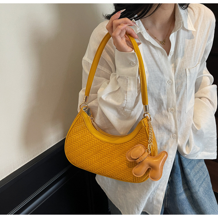 This is a new, trendy and fashionable, simple and retro commuting bag for women in 2025, featuring a soft leather bag with a high-quality texture undefined