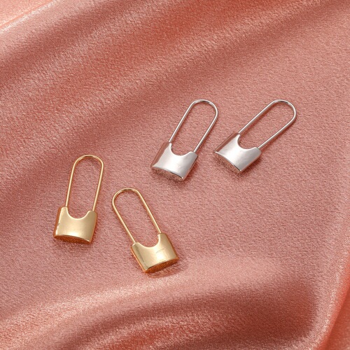 Korean simple paperclip earrings, fashionable and creative metal geometric pin earrings, European and American cross-border personalized earrings for women