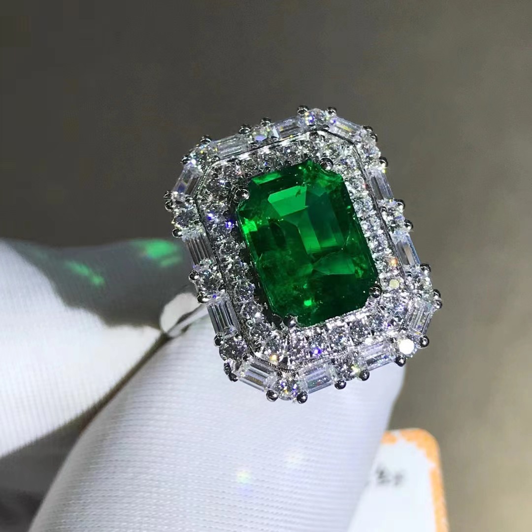 Anillo de esmeralda cultivado colombiano de lujo ligero de 2,51 quilates de oro 9 quilates con anillo de diamante de alto carbono