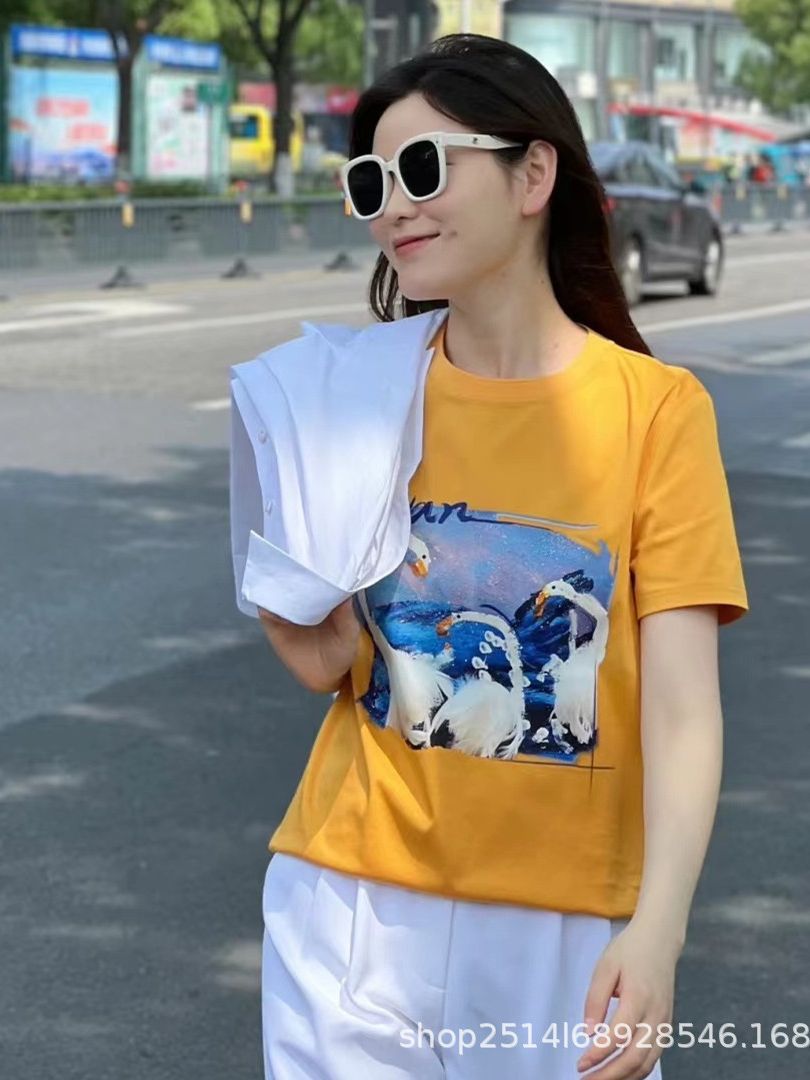Áo thun nữ tay ngắn cổ tròn in hình thiên nga, chất cotton thoáng mát, form rộng — Màu vàng