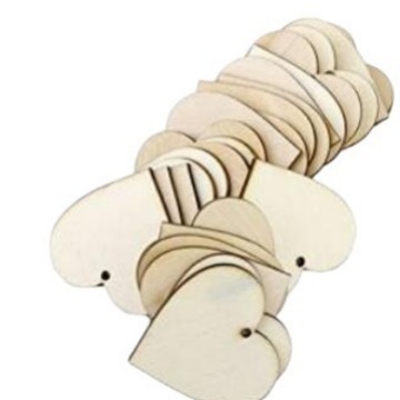 Perforado corazón de madera botón pieza con agujero melocotón corazón madera decorativa pieza de madera