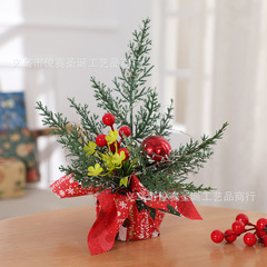新しいクリスマスデコレーション ホリデーシーンの装飾品 赤い果実と松ぼっくりのミニクリスマスツリー