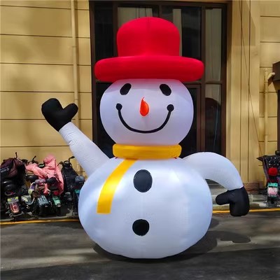 Fabricante de modelos inflables navideños abre sus puertas con modelos inflables de árbol de Navidad, Papá Noel trepando por la pared, muñeco de nieve, tren y arco de dibujos animados.