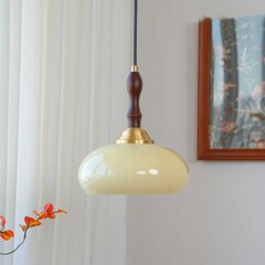 中古のヴィンテージ柿レストランのシャンデリアが寂しい雰囲気を感じます。