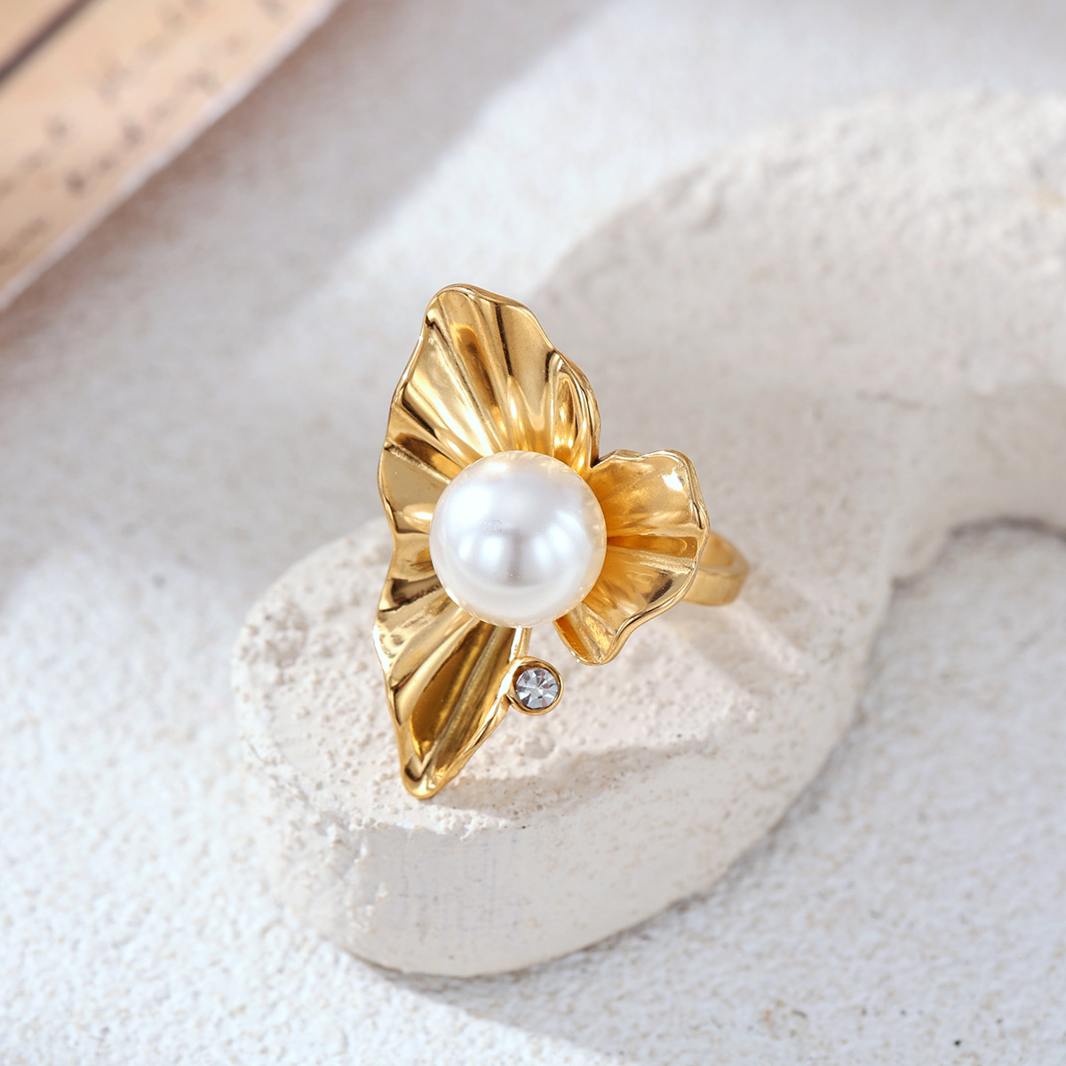 Anillo de acero inoxidable de titanio no se desvanece flores imitación de joyas de perlas joyas de venta caliente transfronterizas