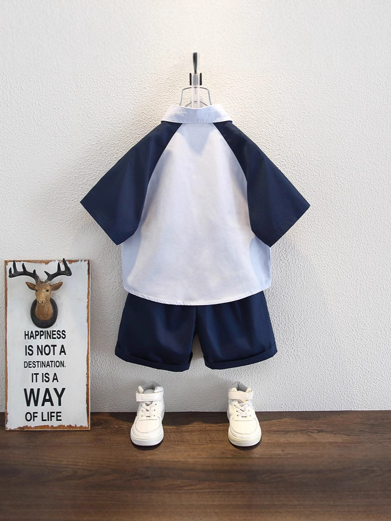7930 traje de estilo universitario de verano para niños 2025 nueva camisa de verano para niños hermosos pantalones cortos casuales de dos piezas