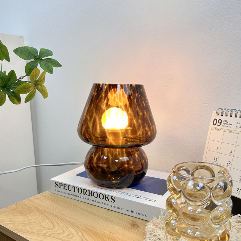 Lámpara de escritorio de hongo de vidrio creativo transfronterizo dormitorio estudio crema viento ambiente lámpara de cabecera de cama lámpara de noche amazona
