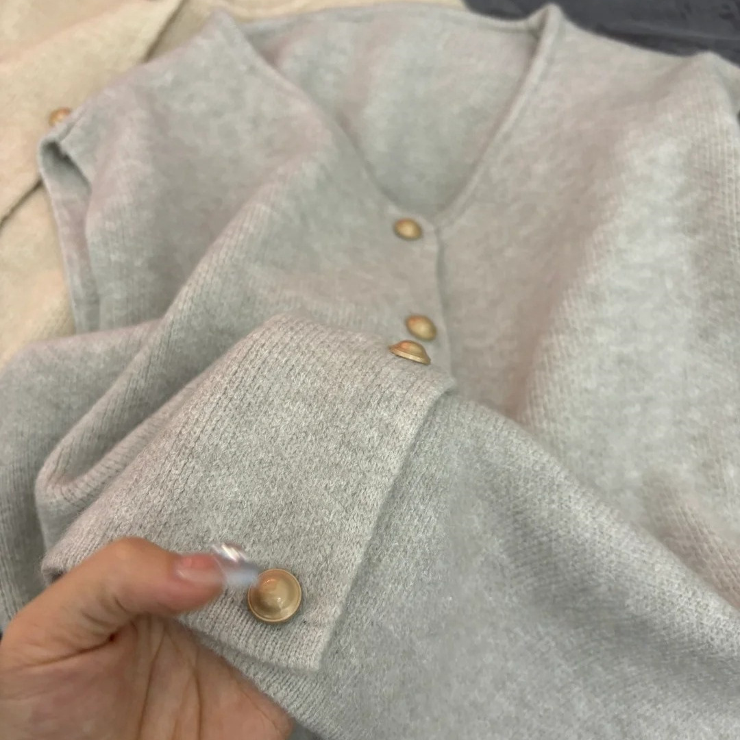 シンプルで怠惰な風の小金はカーディガンのセーターを編んでいます。