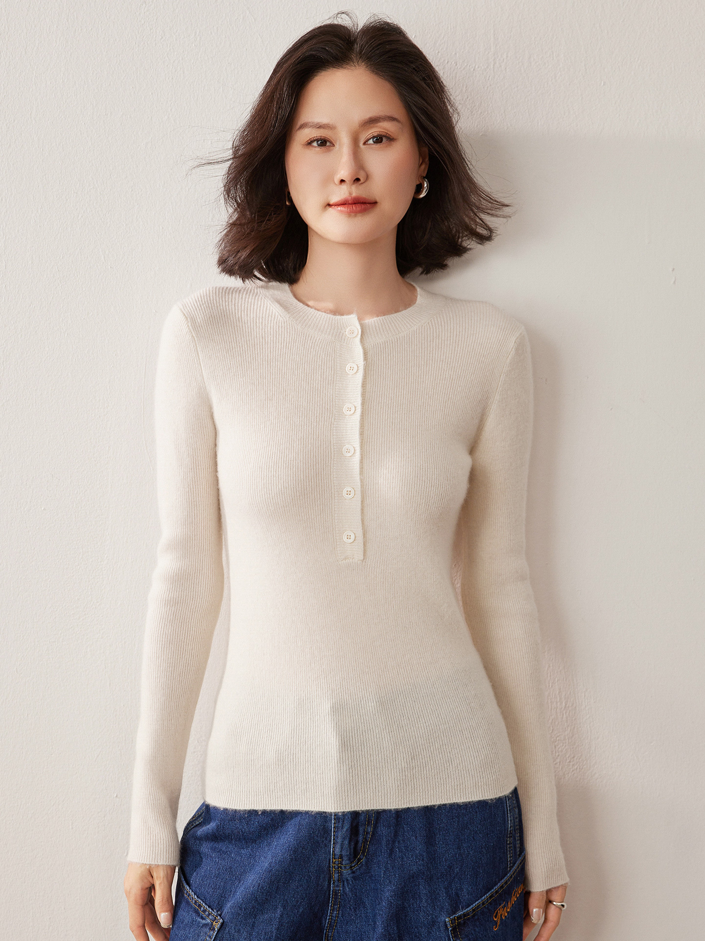 Round neck cashmere sweater, 2026 winter new style, women's slim fit pullover sweater, simple style, half-chest button warm sweater