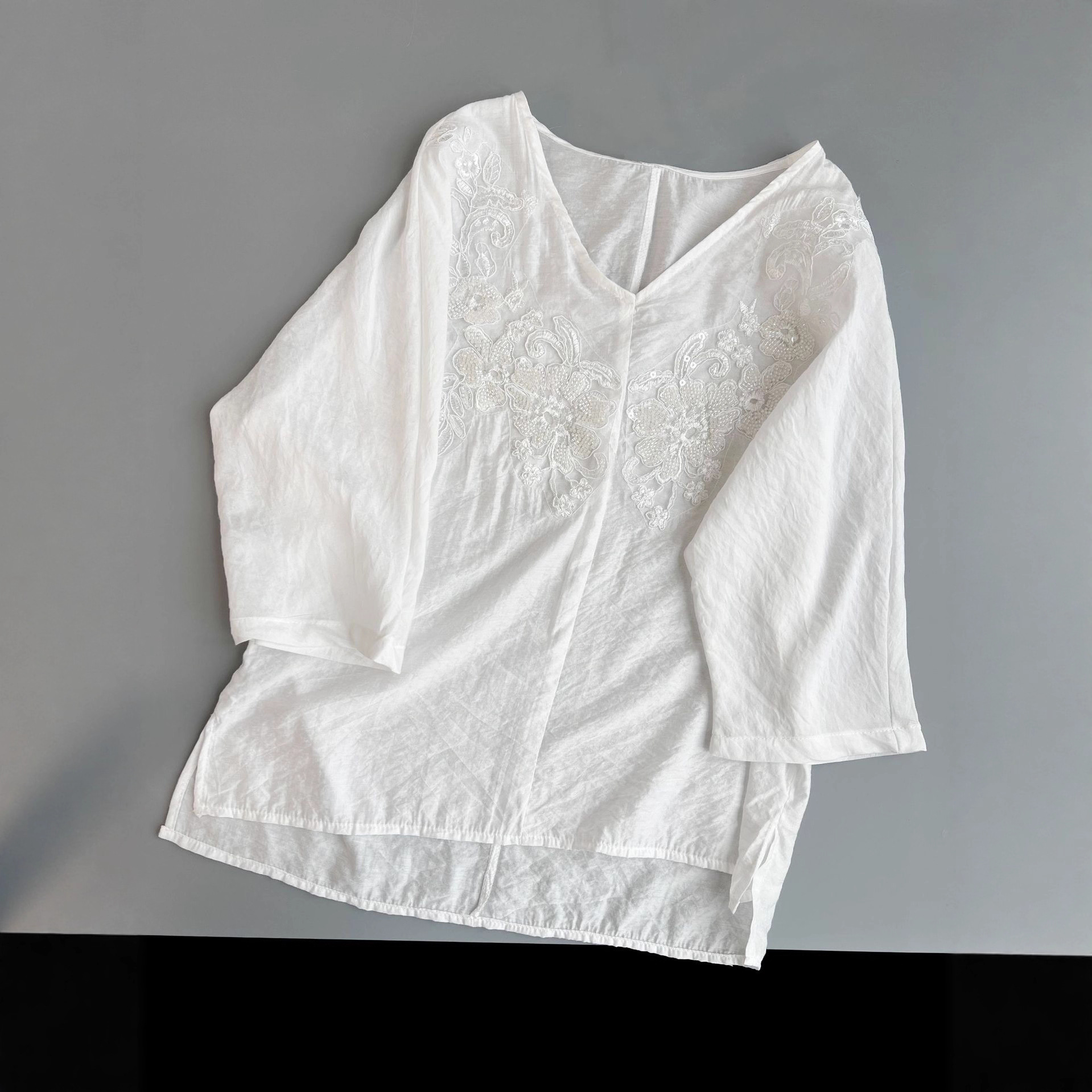 清冷感美人 立体花朵钉珠短袖T恤女气质慵懒感V领白色中袖上衣