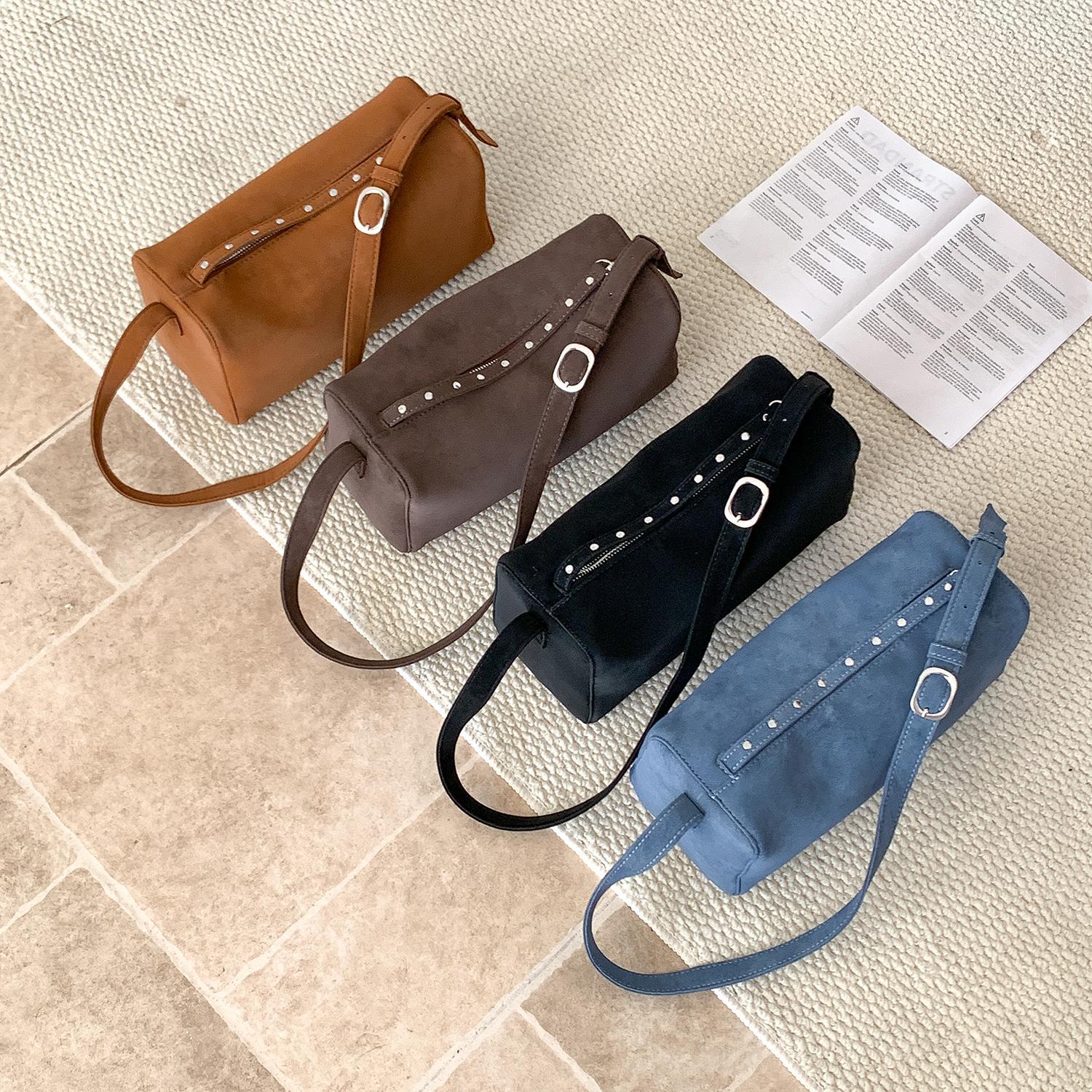 Retro Style Baguette Pillow Bag, Fashionable New Armpit Bag, High-End Rivet Niche Design, Portable Shoulder Bag for Women