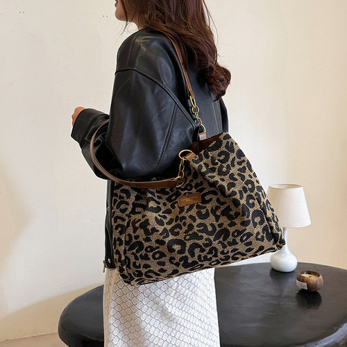 Vintage European and American-style commuter bag with large capacity and leopard print—autumn/winter trendy, casual, and effortlessly versatile tote.