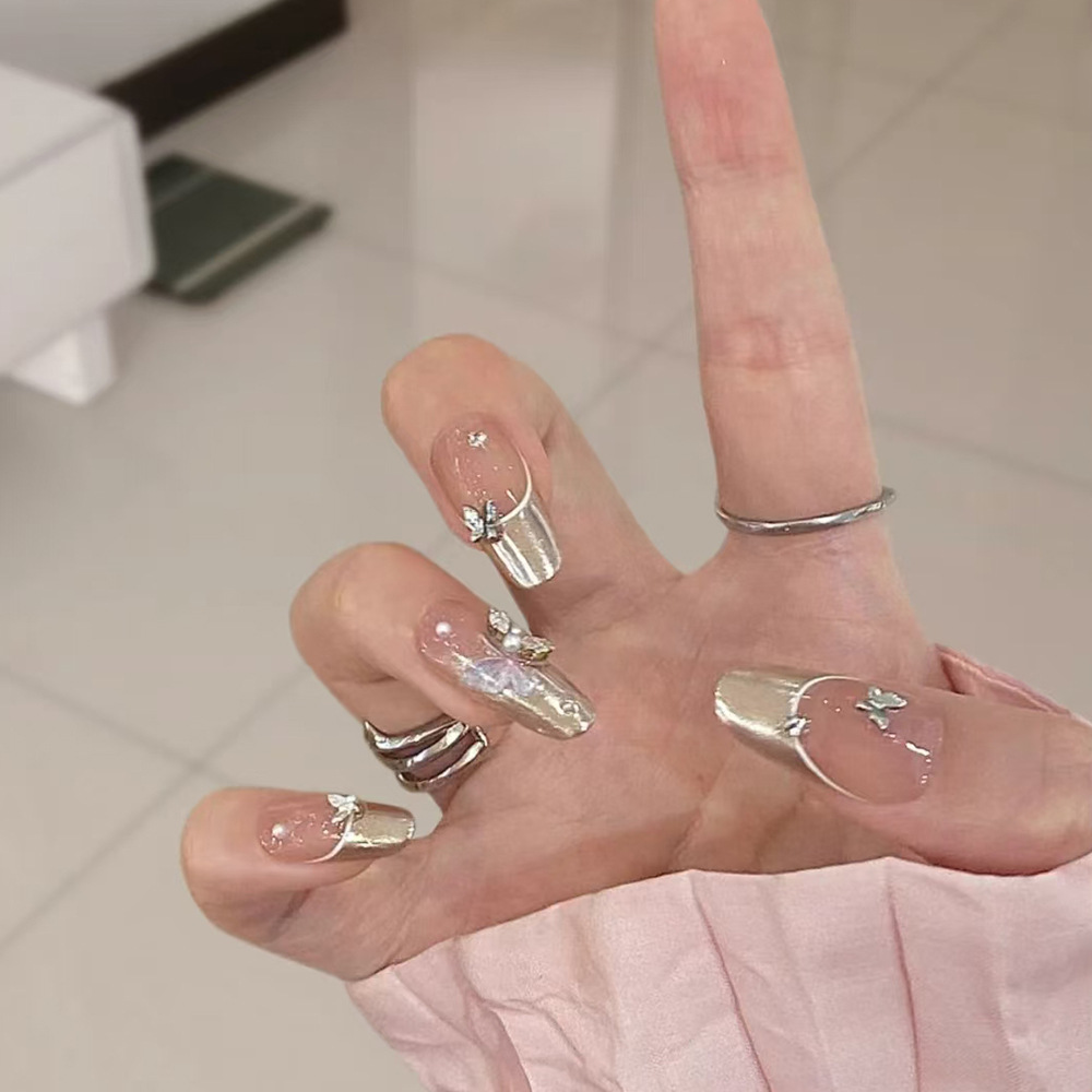 Polvo desnudo lujoso ligero parche de uñas de mariposa plateada francesa 24 piezas de uñas falsas para citas de viaje