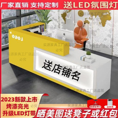 シンプルなレジのフロント会社のバーの角にペンキを塗ったフロント受付台の床屋美容院の明かりにカウンターがついている