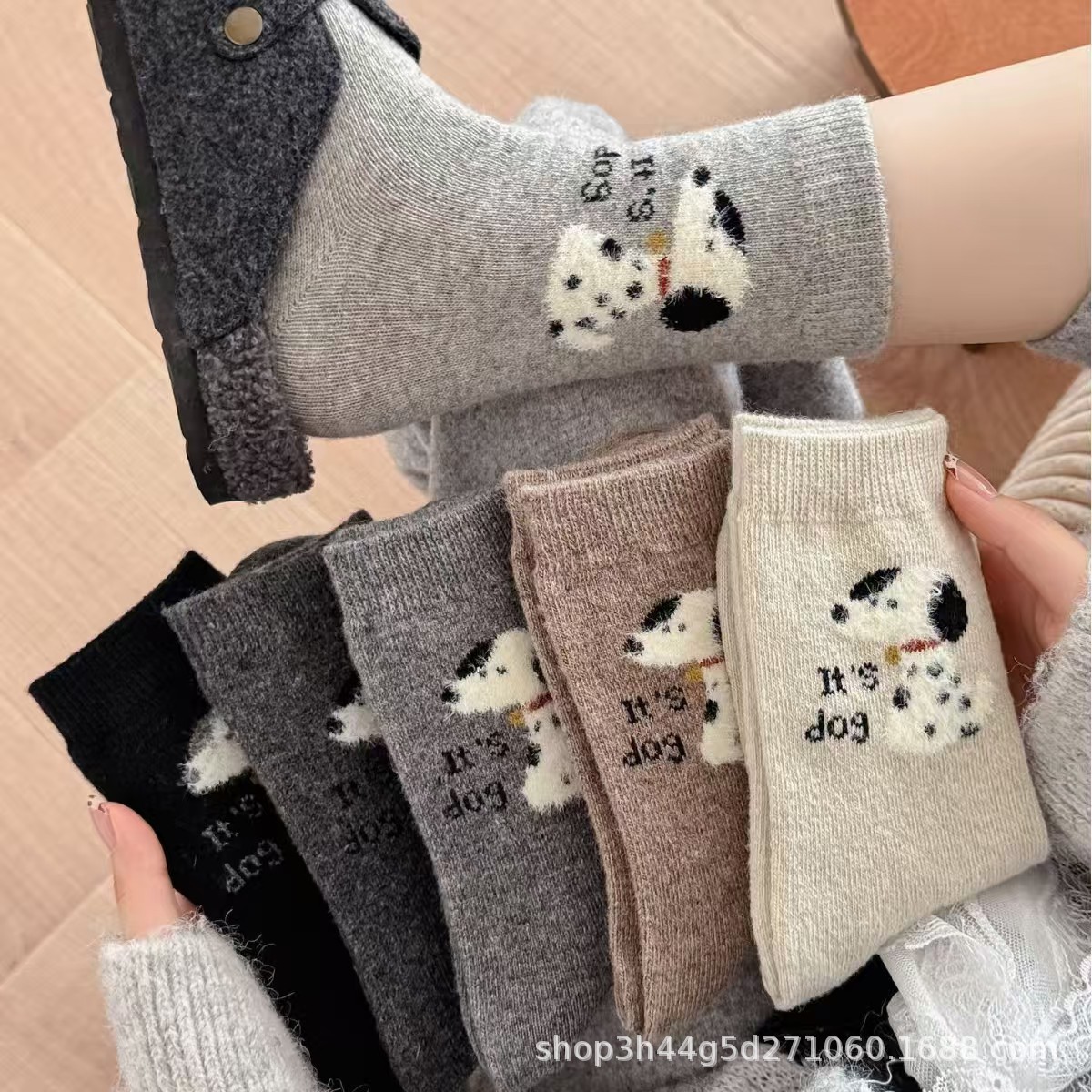 Cute Dalmatian-style thermal socks, trendy, simple, versatile, Japanese style, adorable puppy, sweet mid-calf socks for autumn and winter.