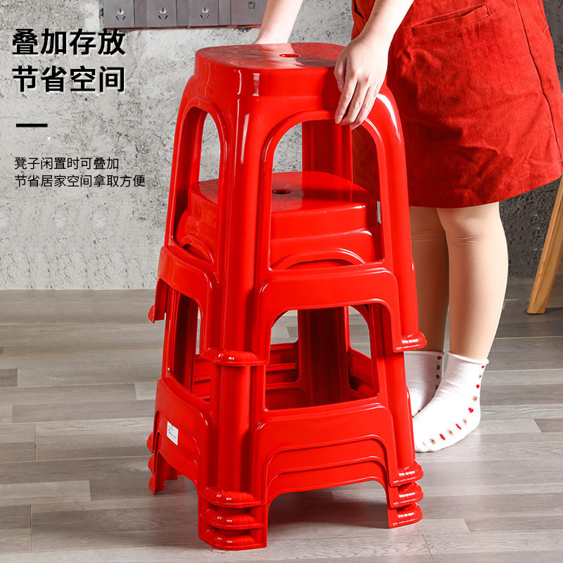 Taburetes de plástico pueden ser taburetes de sillas caseras taburetes altos taburetes al por mayor rojo engrosado en una pila de plástico