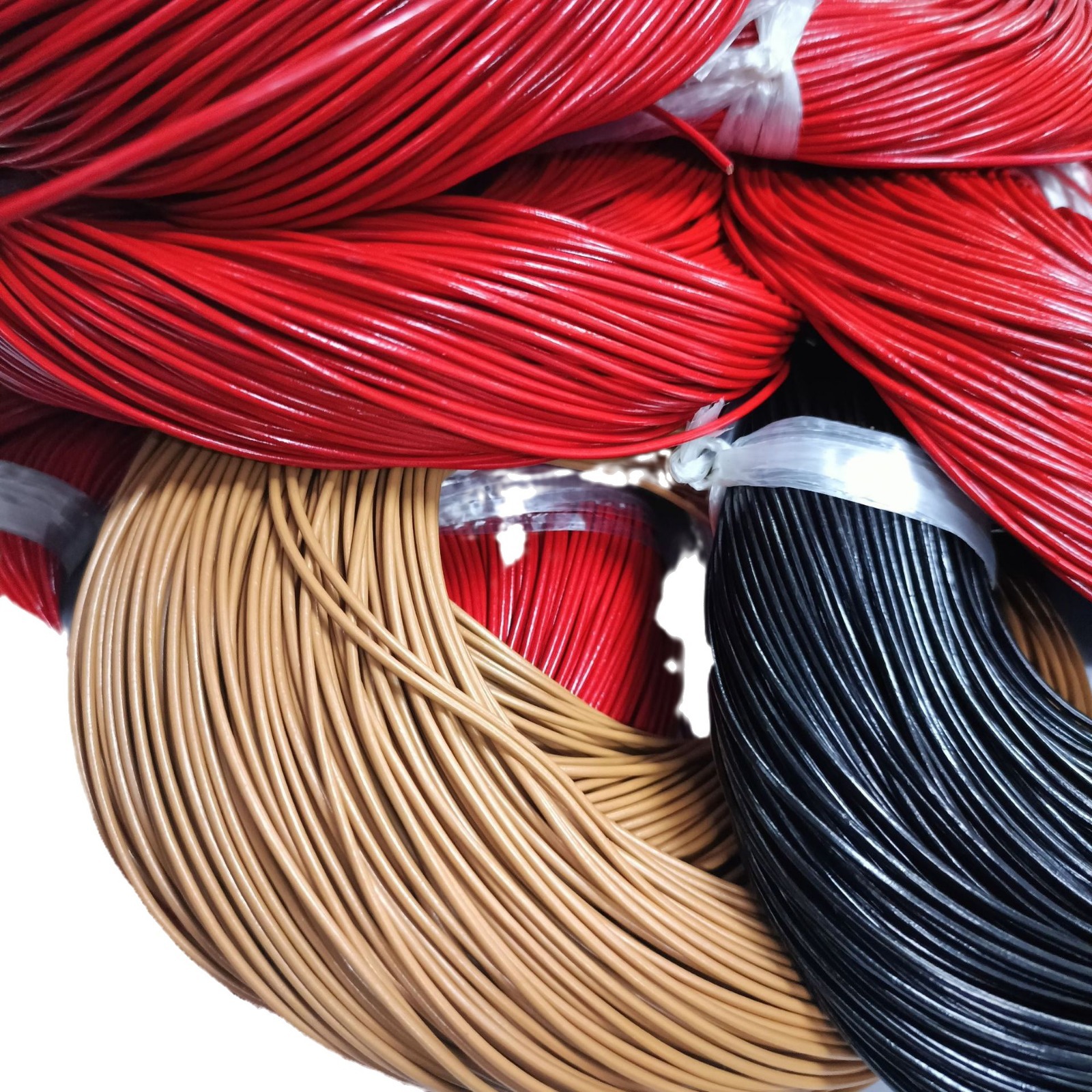 En stock al por mayor 1. 5mm color redondo cuerda de piel de vaca buena calidad DIY collar pulsera teléfono móvil cuerda accesorios de la joyería