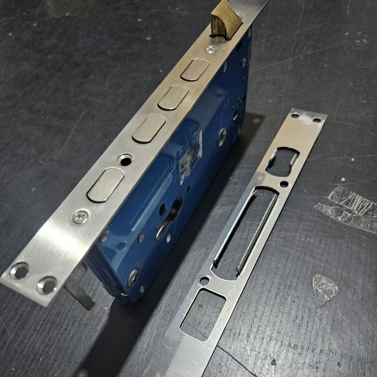 24240 Conjunto de cerradura (cerradura + pieza de marco de puerta)