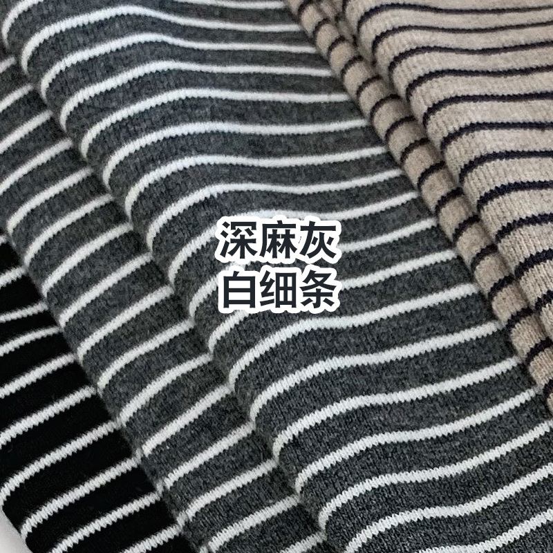 깊은 회색 흰색 얇은 스트립