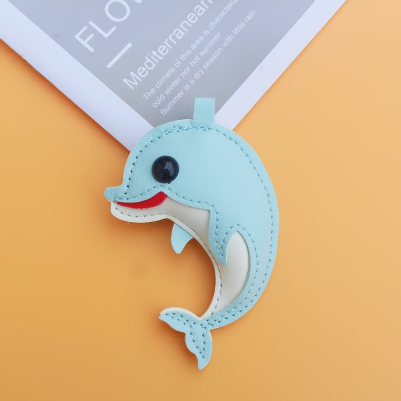 漫画革海洋動物キーホルダーファッションクリエイティブクジラカピバラ絶妙なカーアクセサリーバックパックペンダント|undefined