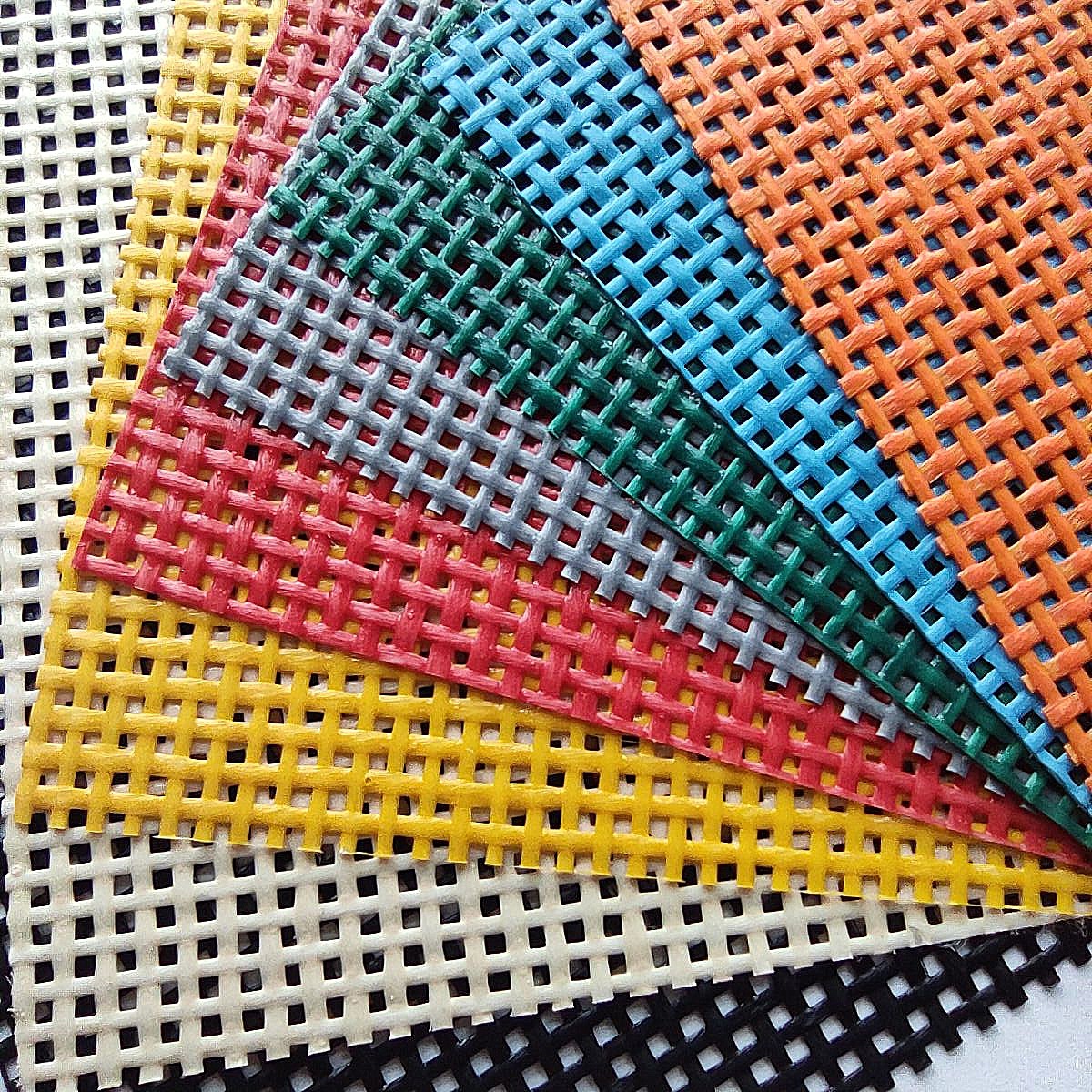 供应1000D 密度9到18针PVC网布网格布涂层孔眼塑胶方格塑胶网眼布