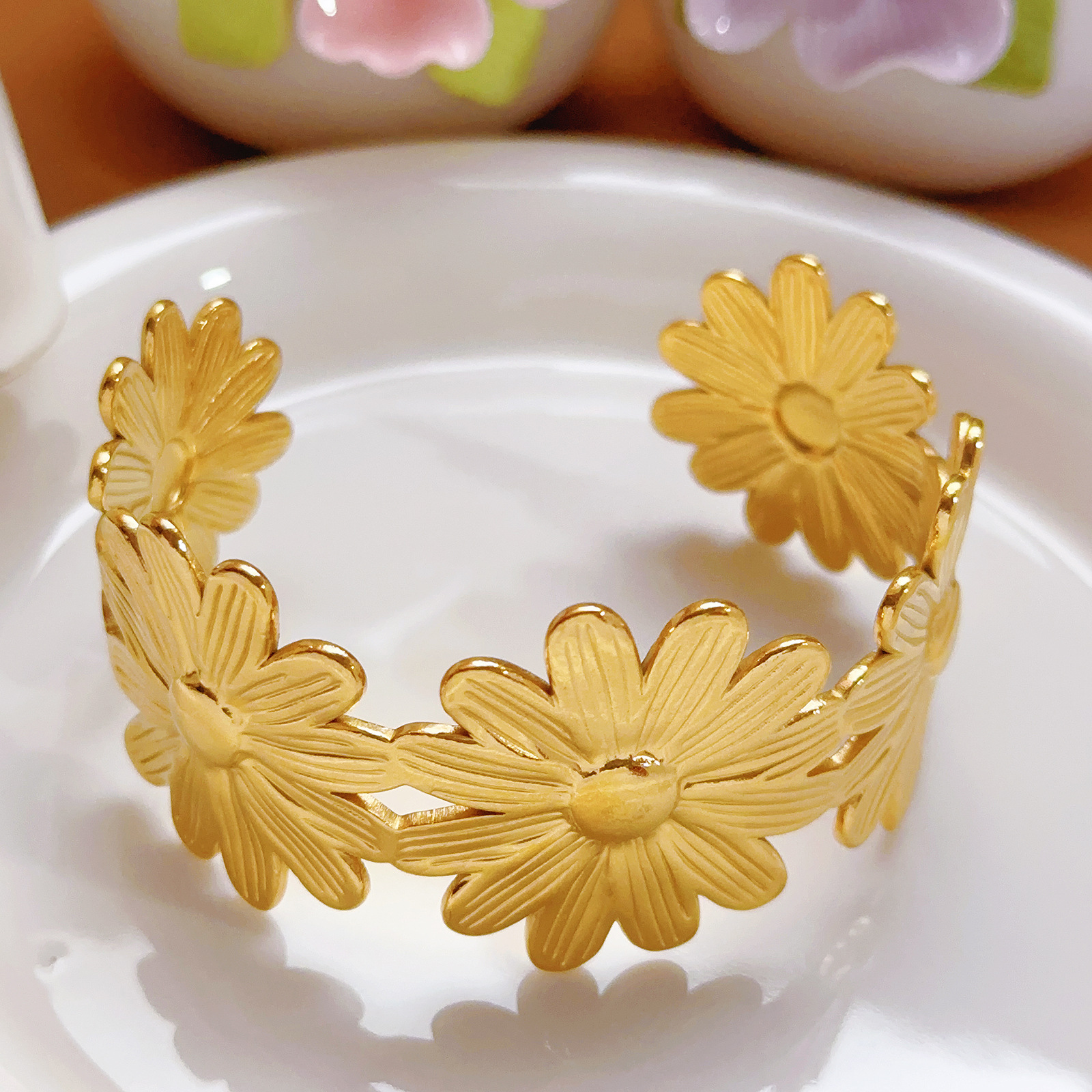 Brazalete de flores de acero inoxidable transfronteriza mujer Europa y América lujosa alta sensación de diseño de joyas de brazalete de apertura dorada