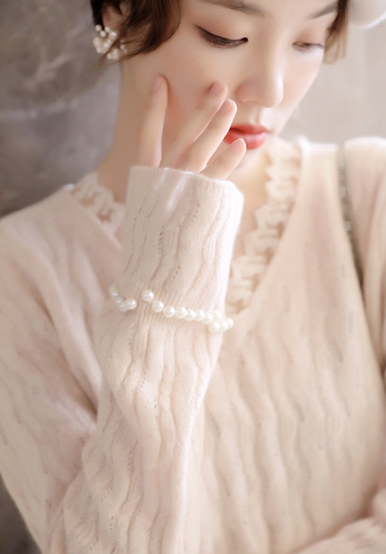 This level of detail is just right. Lace embellished with V-neck, beautiful twisted pattern, Pearl sleeve, wool sweater for women in autumn