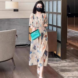 高级感气质V领印花连衣裙女2026夏季新款宽松显瘦法式风琴褶裙子
